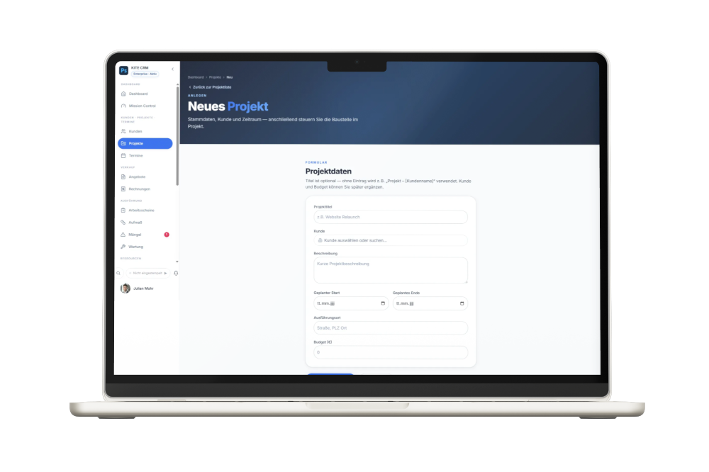 KITE CRM auf dem Laptop: neues Projekt anlegen mit Stammdaten, Kunde, Zeitraum und Ausführungsort
